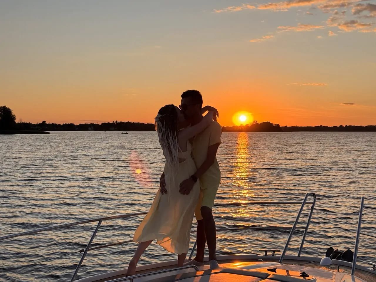 Romantic Anniversary Celebration on Yacht in Goa - photo 3